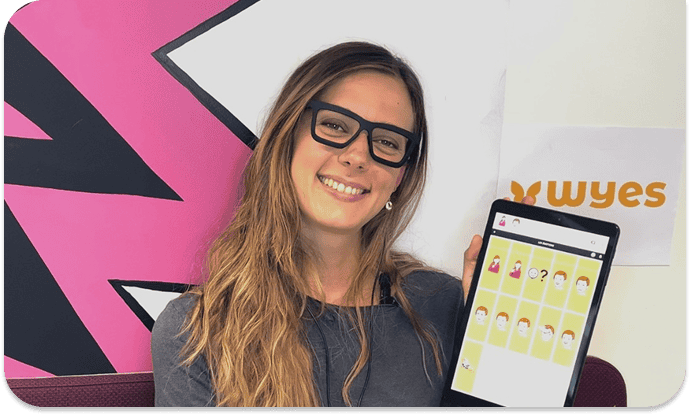Femme souriante tenant une tablette avec des icônes de visages, promotion de l'accessibilité numériq.